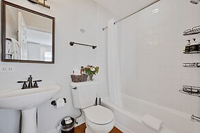 Old Town 3bd 3ba Coach House, Garage Parking Incl by AllSet Turnover