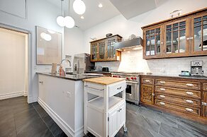 Spacious Luxury Townhouse - Old Town by AllSet Turnover