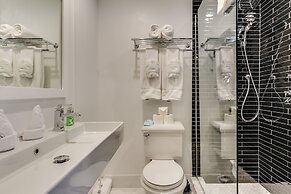 Modern Luxury in Old Town - Sleeps 4 by AllSet Turnover
