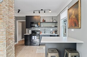 Spectacular Pilsen Studio for 2! by AllSet Turnover