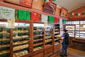 Spectacular Pilsen Studio for 2! by AllSet Turnover