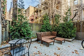 Perfect Lincoln Park Retreat - Walk to DePaul! by AllSet Turnover