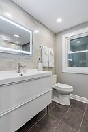 Perfect Lincoln Park Retreat - Walk to DePaul! by AllSet Turnover