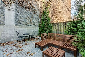 Perfect Lincoln Park Retreat - Walk to DePaul! by AllSet Turnover