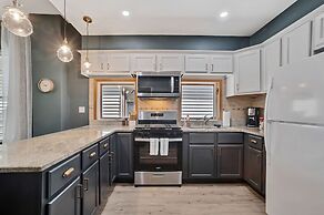 Newly Designed 3bd In Heart of Ukrainian Village by AllSet Turnover