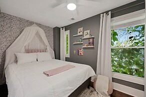 Wicker Park 6bd/4ba, Steps from CTA, Parking Incl by AllSet Turnover