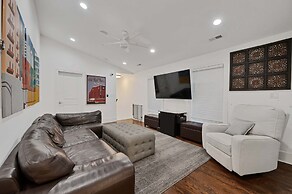 Wicker Park 6bd/4ba, Steps from CTA, Parking Incl by AllSet Turnover