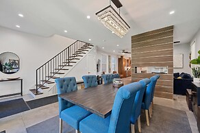 Wicker Park 6bd/4ba, Steps from CTA, Parking Incl by AllSet Turnover