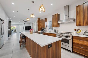 Wicker Park 4bd/3ba, Steps from CTA, Parking Incl by AllSet Turnover