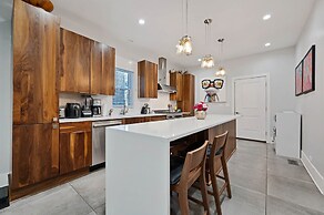 Wicker Park 4bd/3ba, Steps from CTA, Parking Incl by AllSet Turnover