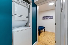 Artsy Chicago Abode: Steps to Shops & Restaurants by AllSet Turnover