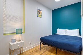 Artsy Chicago Abode: Steps to Shops & Restaurants by AllSet Turnover