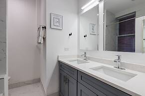 Artsy Chicago Abode: Steps to Shops & Restaurants by AllSet Turnover