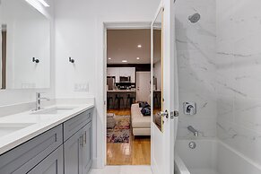 Artsy Chicago Abode: Steps to Shops & Restaurants by AllSet Turnover