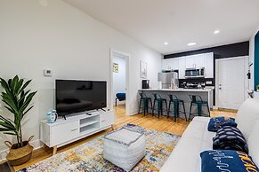 Artsy Chicago Abode: Steps to Shops & Restaurants by AllSet Turnover