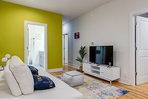 Artsy Chicago Abode: Steps to Shops & Restaurants by AllSet Turnover