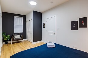 Artsy Chicago Abode: Steps to Shops & Restaurants by AllSet Turnover