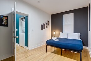 Artsy Chicago Abode: Steps to Shops & Restaurants by AllSet Turnover