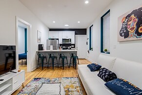 Artsy Chicago Abode: Steps to Shops & Restaurants by AllSet Turnover