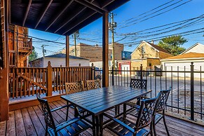 Artsy Chicago Abode: Steps to Shops & Restaurants by AllSet Turnover