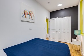 Artsy Chicago Abode: Steps to Shops & Restaurants by AllSet Turnover