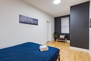 Artsy Chicago Abode: Steps to Shops & Restaurants by AllSet Turnover