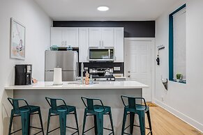 Artsy Chicago Abode: Steps to Shops & Restaurants by AllSet Turnover