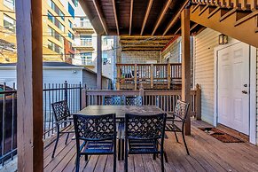 Artsy Chicago Abode: Steps to Shops & Restaurants by AllSet Turnover