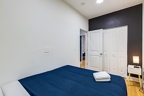 Artsy Chicago Abode: Steps to Shops & Restaurants by AllSet Turnover