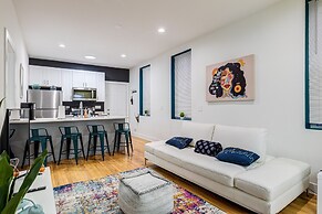 Artsy Chicago Abode: Steps to Shops & Restaurants by AllSet Turnover