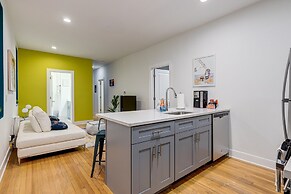 Artsy Chicago Abode: Steps to Shops & Restaurants by AllSet Turnover