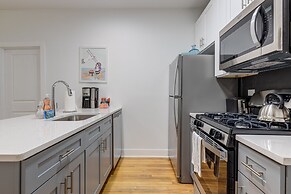 Artsy Chicago Abode: Steps to Shops & Restaurants by AllSet Turnover