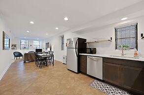 Lively Wicker Park 2BR, Steps to Damen Blue Line by AllSet Turnover