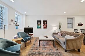 Lively Wicker Park 2BR, Steps to Damen Blue Line by AllSet Turnover