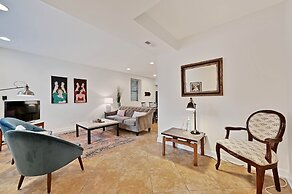 Lively Wicker Park 2BR, Steps to Damen Blue Line by AllSet Turnover