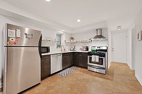 Lively Wicker Park 2BR, Steps to Damen Blue Line by AllSet Turnover