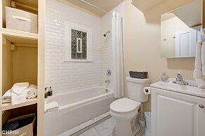 Newly Renovated Studio in the Heart of Pilsen by AllSet Turnover