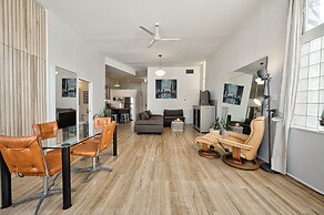 Bright & Spacious West Town Loft by AllSet Turnover