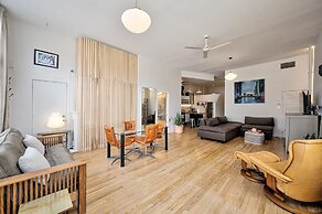 Bright & Spacious West Town Loft by AllSet Turnover