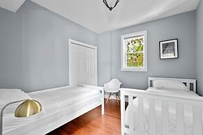 Lincoln Park Mega Space 2 Parking Spaces Sleeps 18 by AllSet Turnover