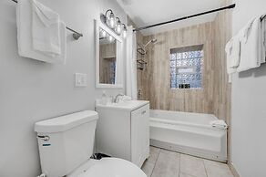 Modern Design 2bd Garden Condo Near United Center by AllSet Turnover