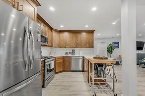 Modern Design 2bd Garden Condo Near United Center by AllSet Turnover