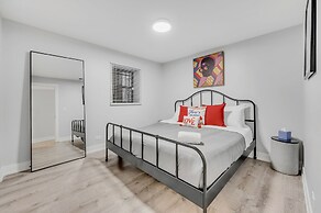 Modern Design 2bd Garden Condo Near United Center by AllSet Turnover