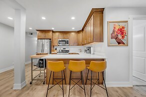 Modern Design 2bd Garden Condo Near United Center by AllSet Turnover
