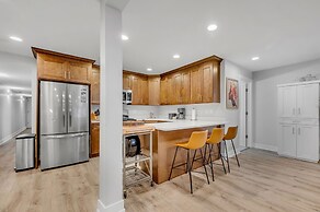 Modern Design 2bd Garden Condo Near United Center by AllSet Turnover