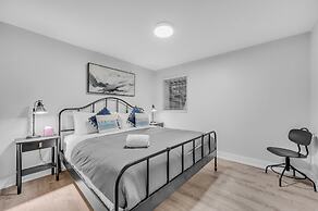 Modern Design 2bd Garden Condo Near United Center by AllSet Turnover