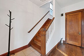 Charming Oak Park 4BD/3.5BA and 2 Private Parking by AllSet Turnover
