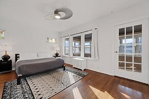 Charming Oak Park 4BD/3.5BA and 2 Private Parking by AllSet Turnover