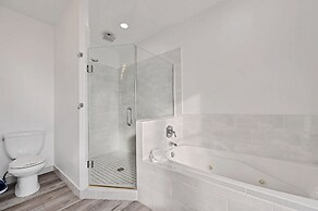 Charming Oak Park 4BD/3.5BA and 2 Private Parking by AllSet Turnover