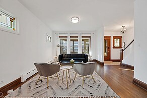 Charming Oak Park 4BD/3.5BA and 2 Private Parking by AllSet Turnover
